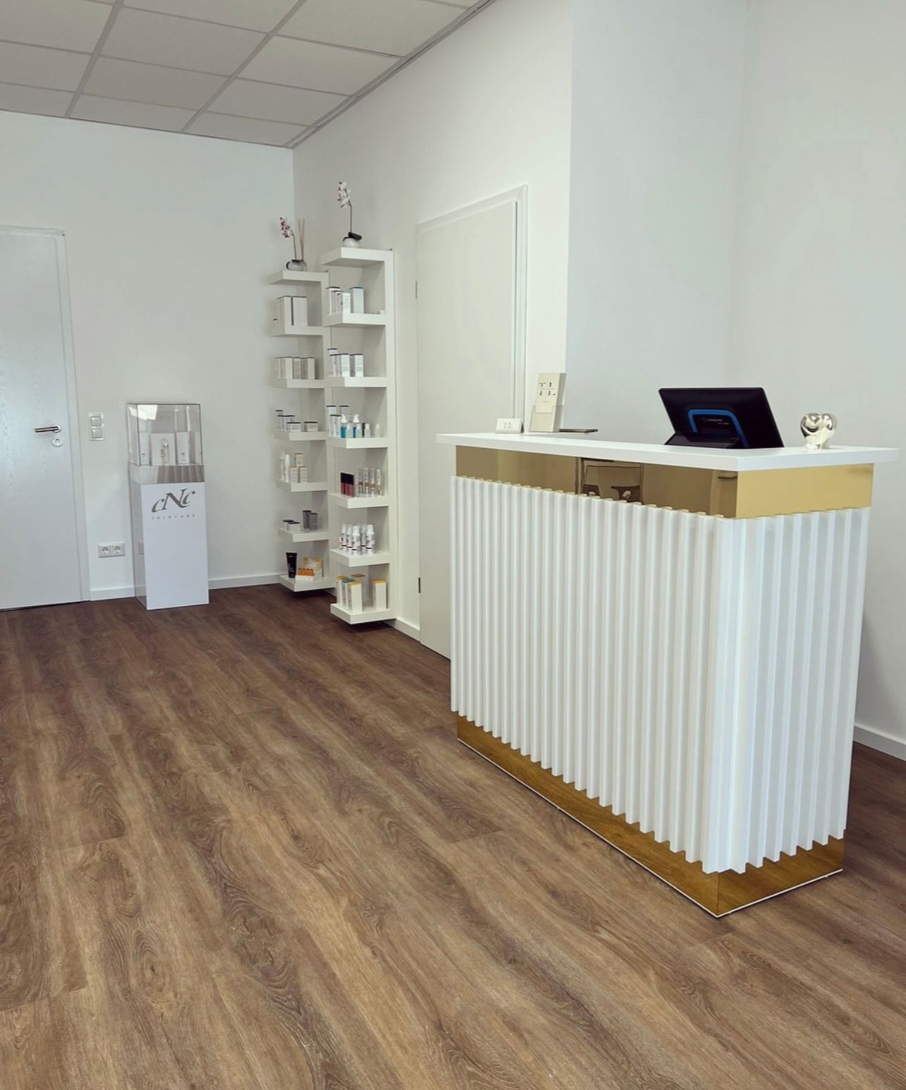 Ein Raum mit einem Tisch und Stühlen und einem Schild an der Wand mit der Aufschrift „Spa“.