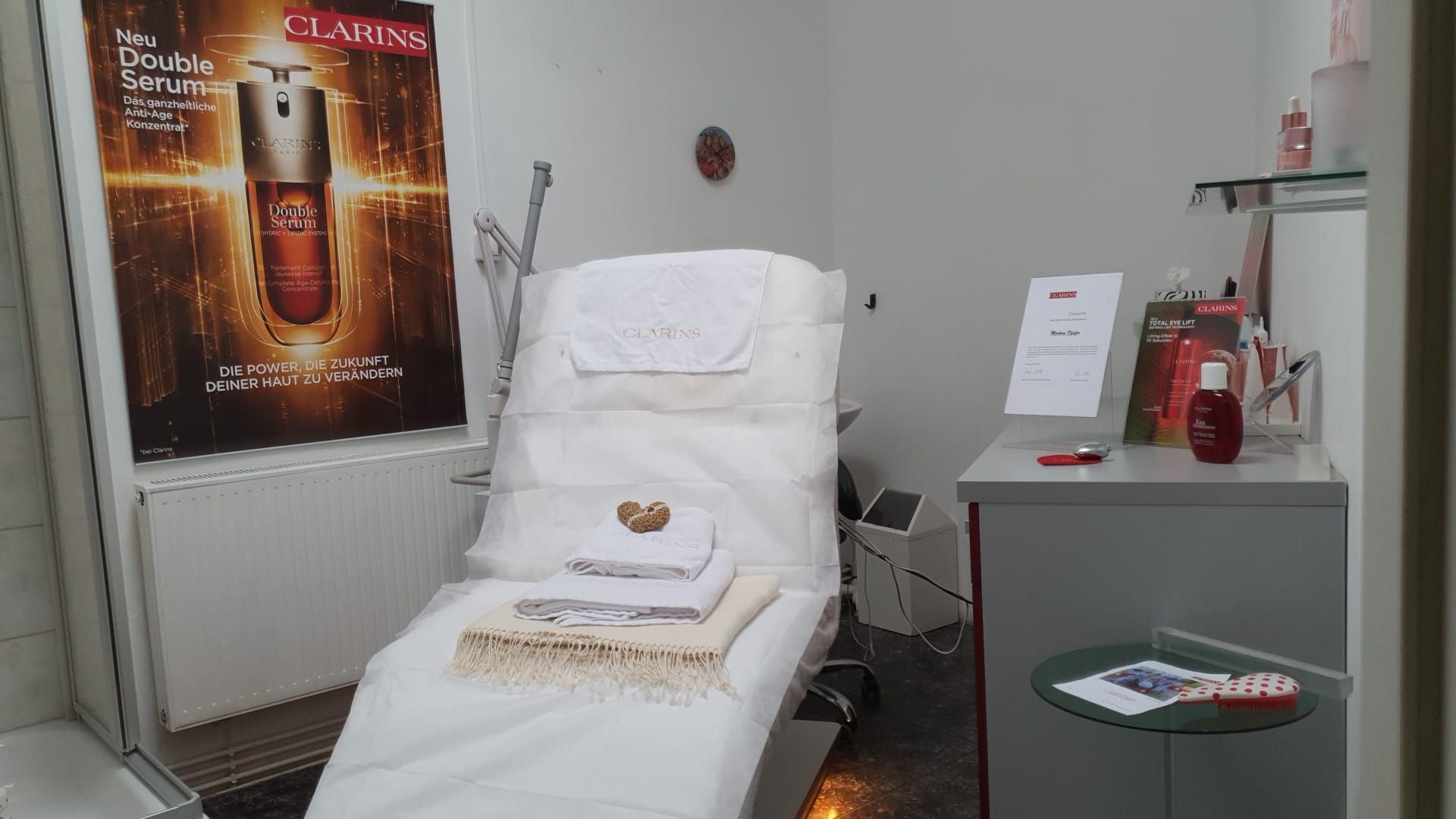 Präsentation von Kosmetikartikeln in einem weißen Schrank und auf einer Theke in einer gut beleuchteten Ladenecke.