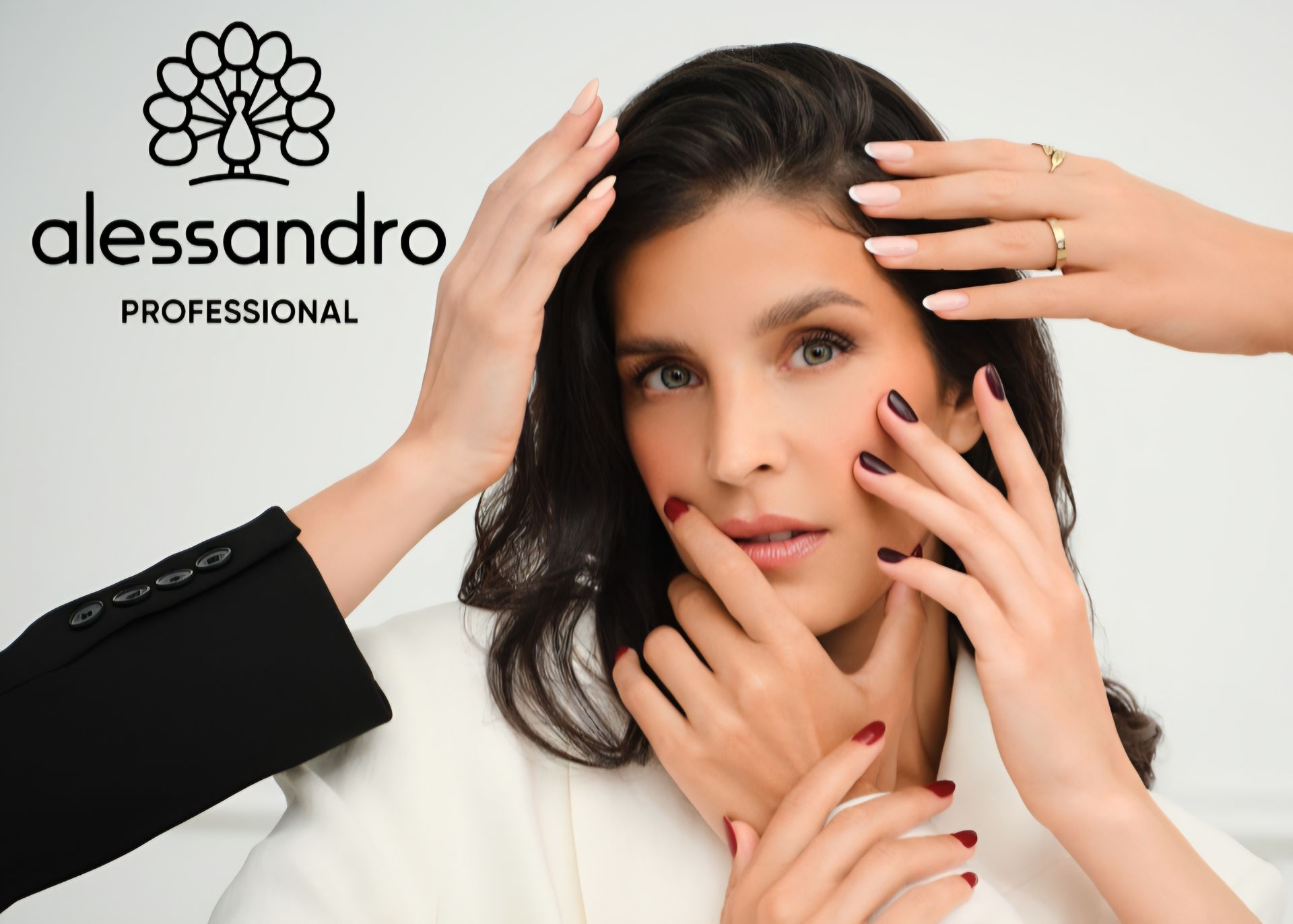 Hände mit ovalen Nägeln, teils dunkelviolettes Glitzer, teils rosa Marmormuster.