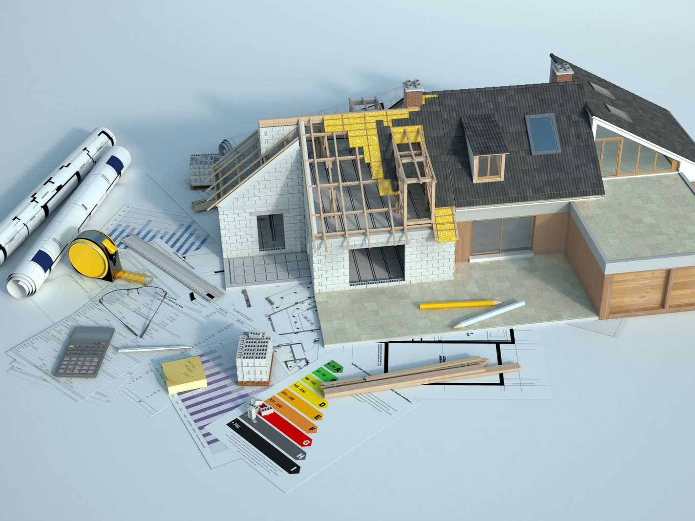 Maison en construction avec plans, outils et étiquette d'efficacité énergétique.