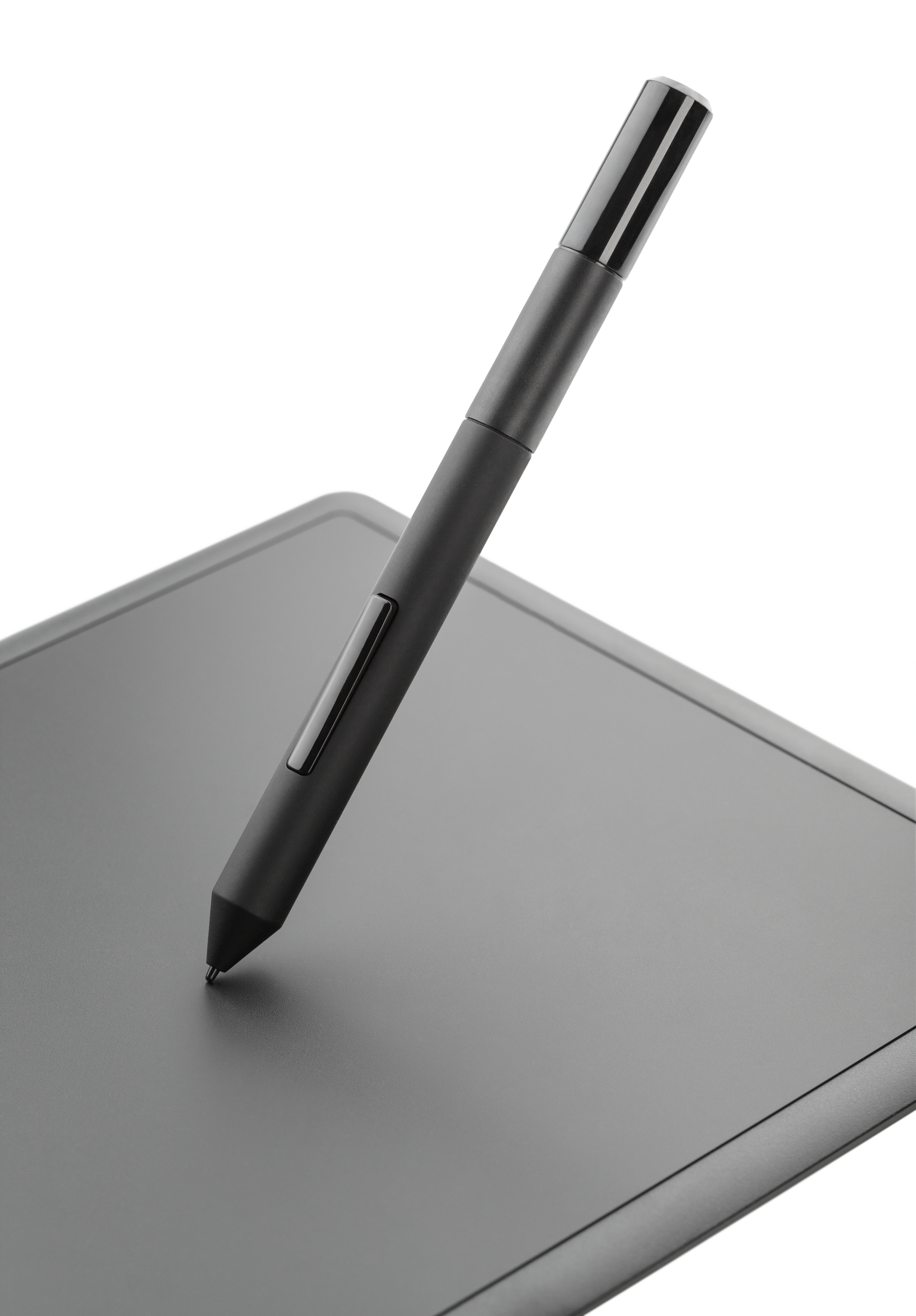 Stylet noir sur une tablette graphique, prêt à dessiner.