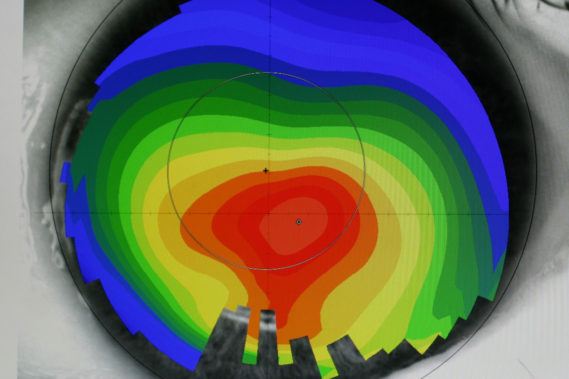 Mapa de calor concéntrico de colores del arcoíris dentro de una cámara circular, con un centro rojo que se desvanece hacia los bordes azules.