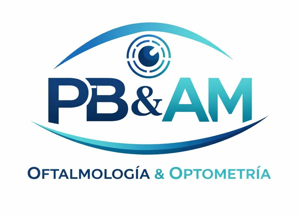 Logotipo de PB&AM Oftalmolog&iacute;a & Optometr&iacute;a que presenta un icono de ojo estilizado sobre texto azul sobre fondo blanco.