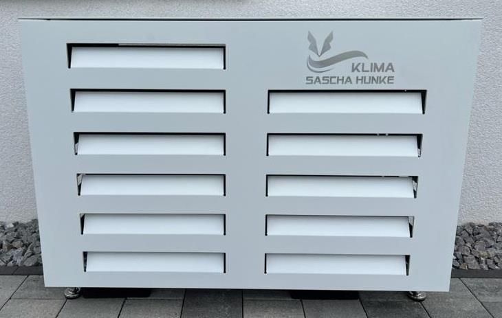 Auf einem Bürgersteig steht ein weißer Kasten mit dem Wort „Klima“ darauf.