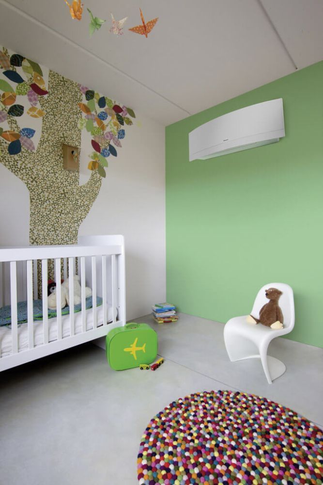 Im Zimmer sind ein Kinderbett und ein Hochstuhl vorhanden.