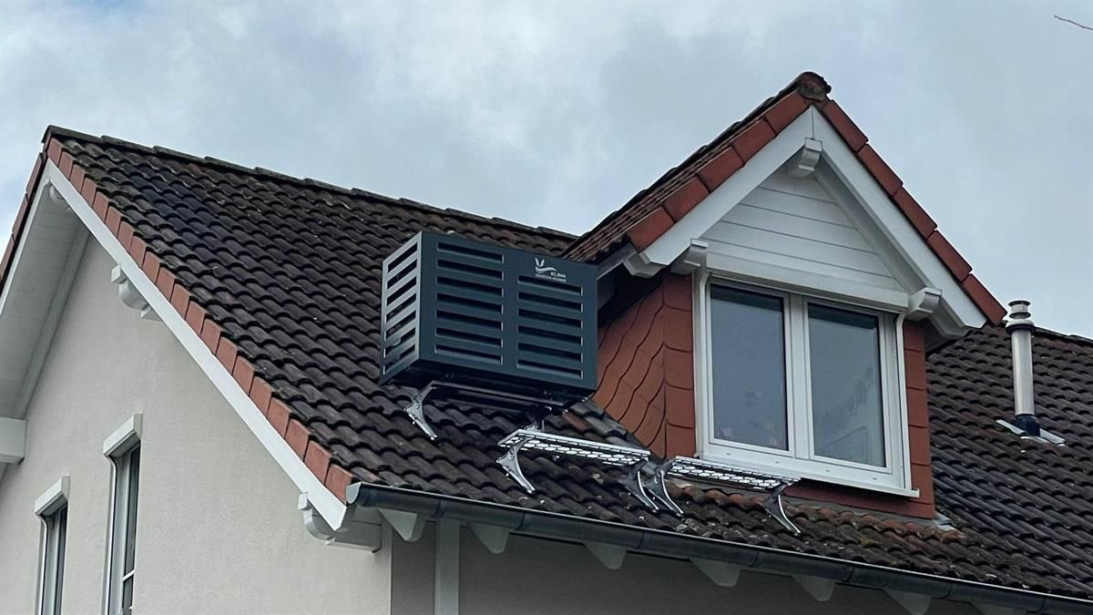 Ein Haus mit einem Dach, auf dem sich ein Fenster befindet