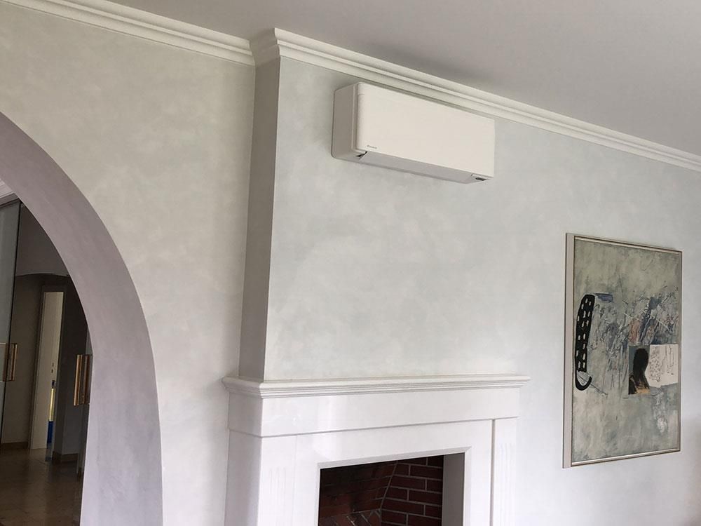 Ein Wohnzimmer mit Kamin und einem Gemälde an der Wand