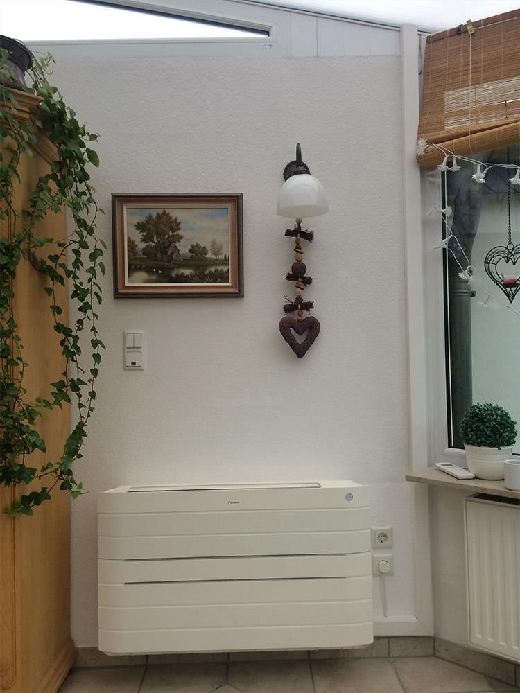 Ein Zimmer mit einem Bild an der Wand über einer Kommode