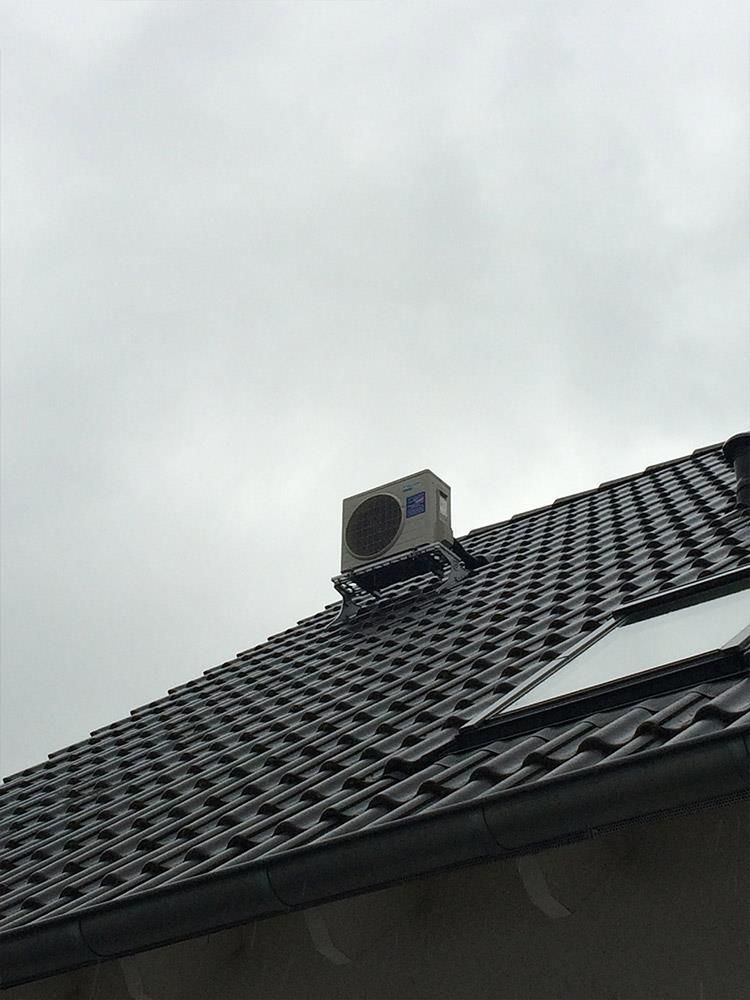 Ein Dach mit einem Ventilator und einem Oberlicht