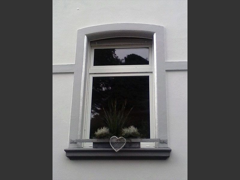 Ein Fenster mit einem Herz auf der Fensterbank