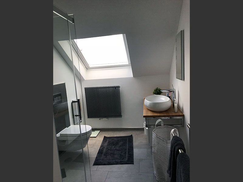Ein Badezimmer mit Waschbecken, Toilette und Oberlicht.