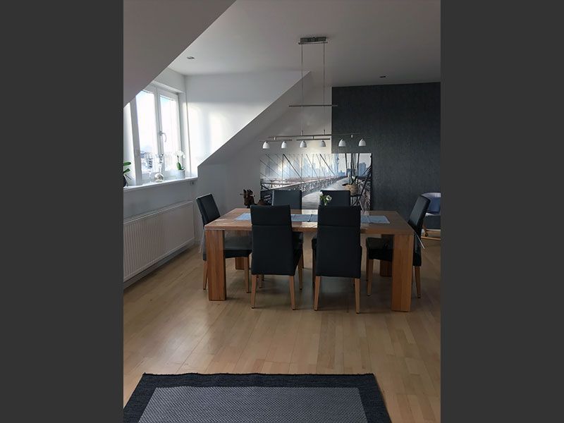 Ein Esszimmer mit einem Tisch und Stühlen