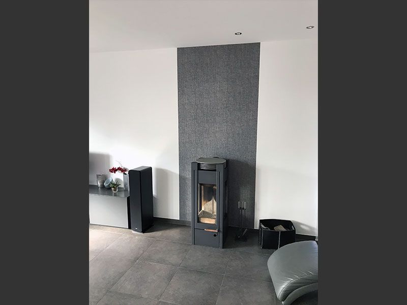 Ein Wohnzimmer mit Kamin und Lautsprechern