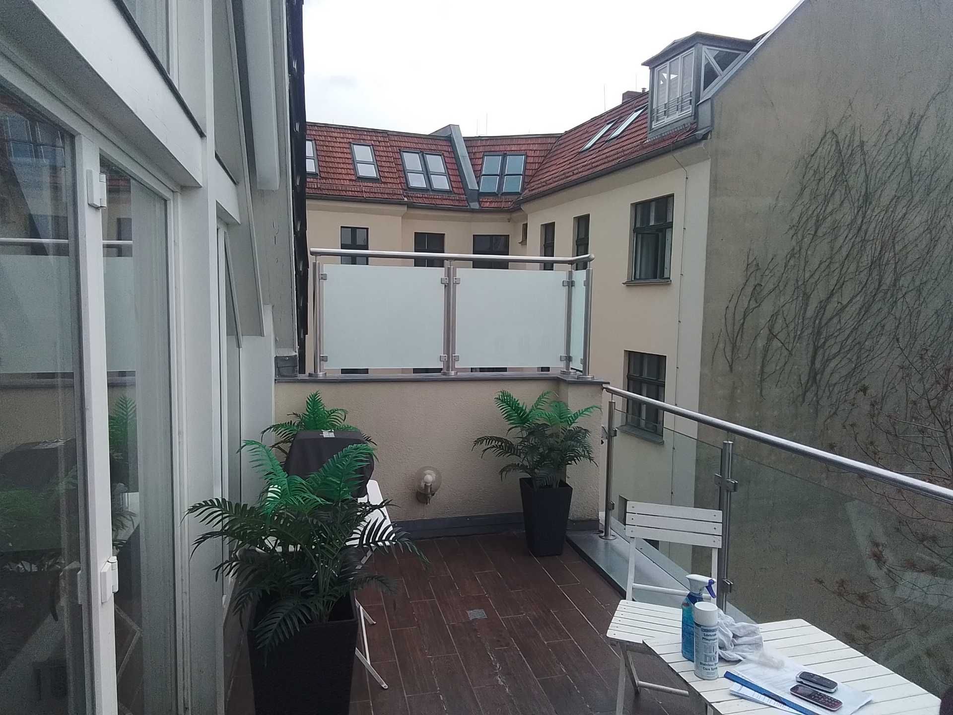 Dachterrasse mit Sichtschutzplatten und Edelstahlgeländer zwischen Gebäuden