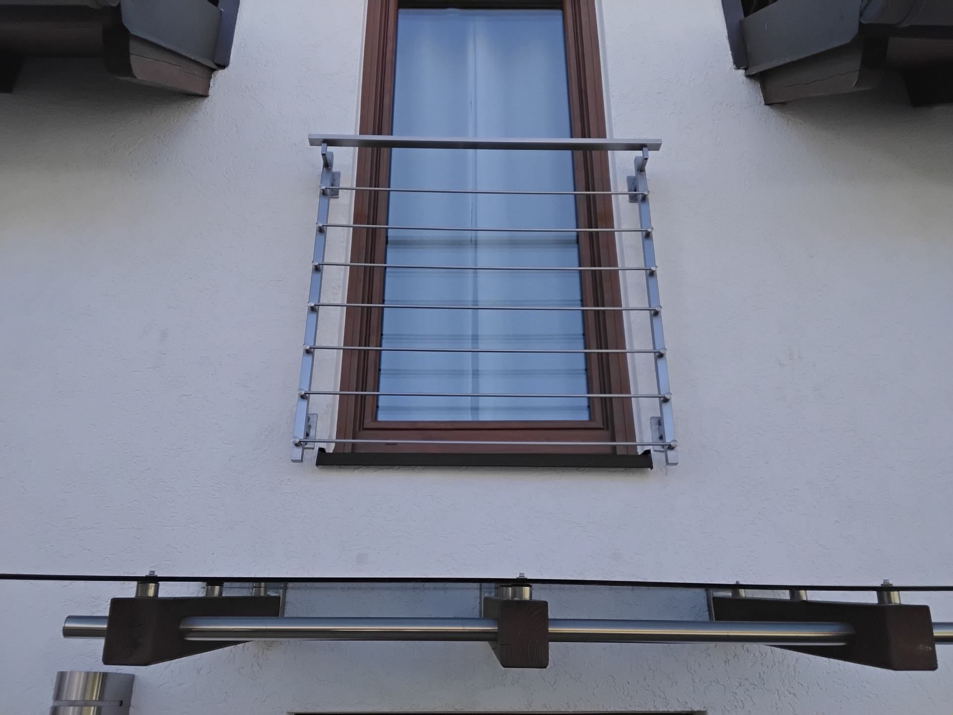 Französischer Balkon mit Edelstahlhandlauf und horizontalen Streben

