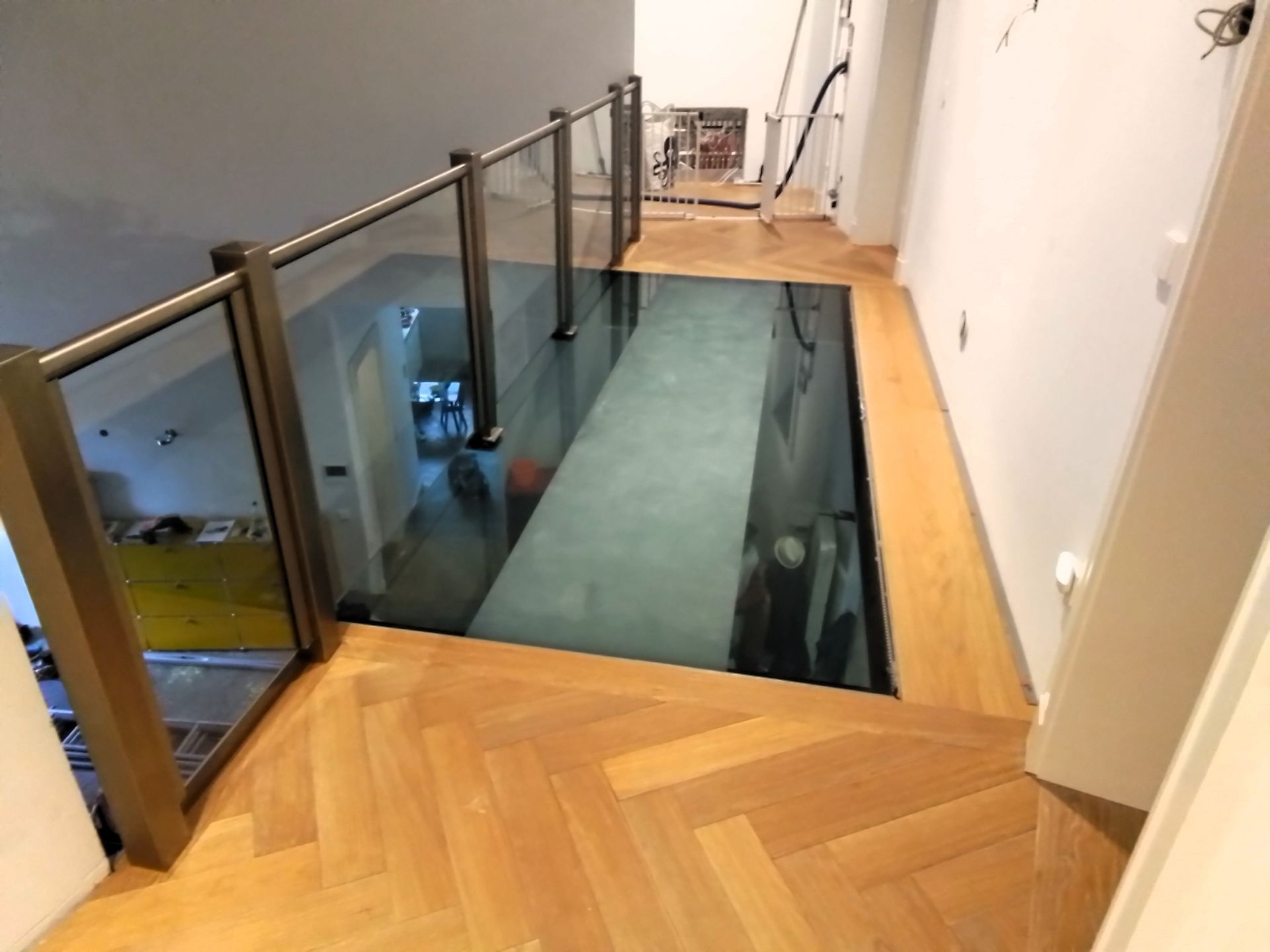 Treppe mit Glasfüllung und Edelstahlpfosten im Innenraum