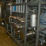 Maschinenanlage mit Rohrleitungen und Behältertechnik aus Edelstahl