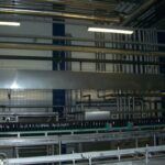 Rohrleitungssystem an Hallendecke in Produktionsanlage