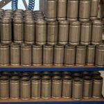 Gestapelte Metallhülsen und Drehteile in industrieller Fertigung
