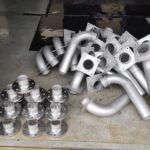 Bearbeitete Metallrohre und Verbindungselemente in Produktion