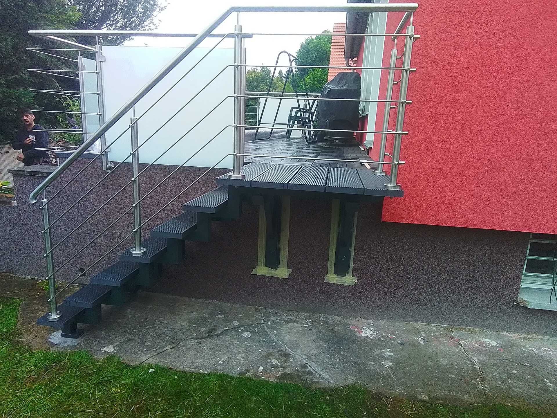 Außentreppe mit Edelstahlgeländer zu erhöhter Terrasse
