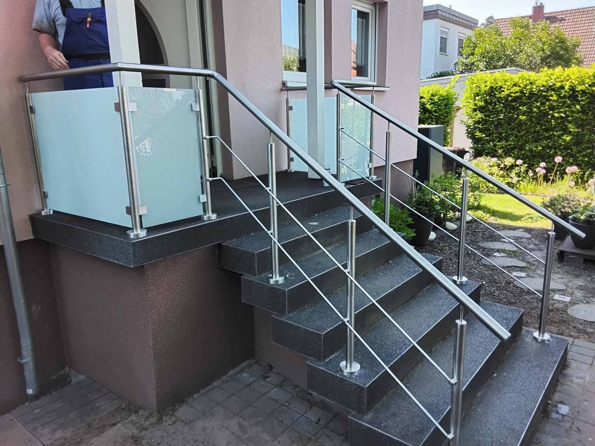 Dunkle Steintreppe — Dunkle Steinstufen mit modernem Edelstahlgeländer.