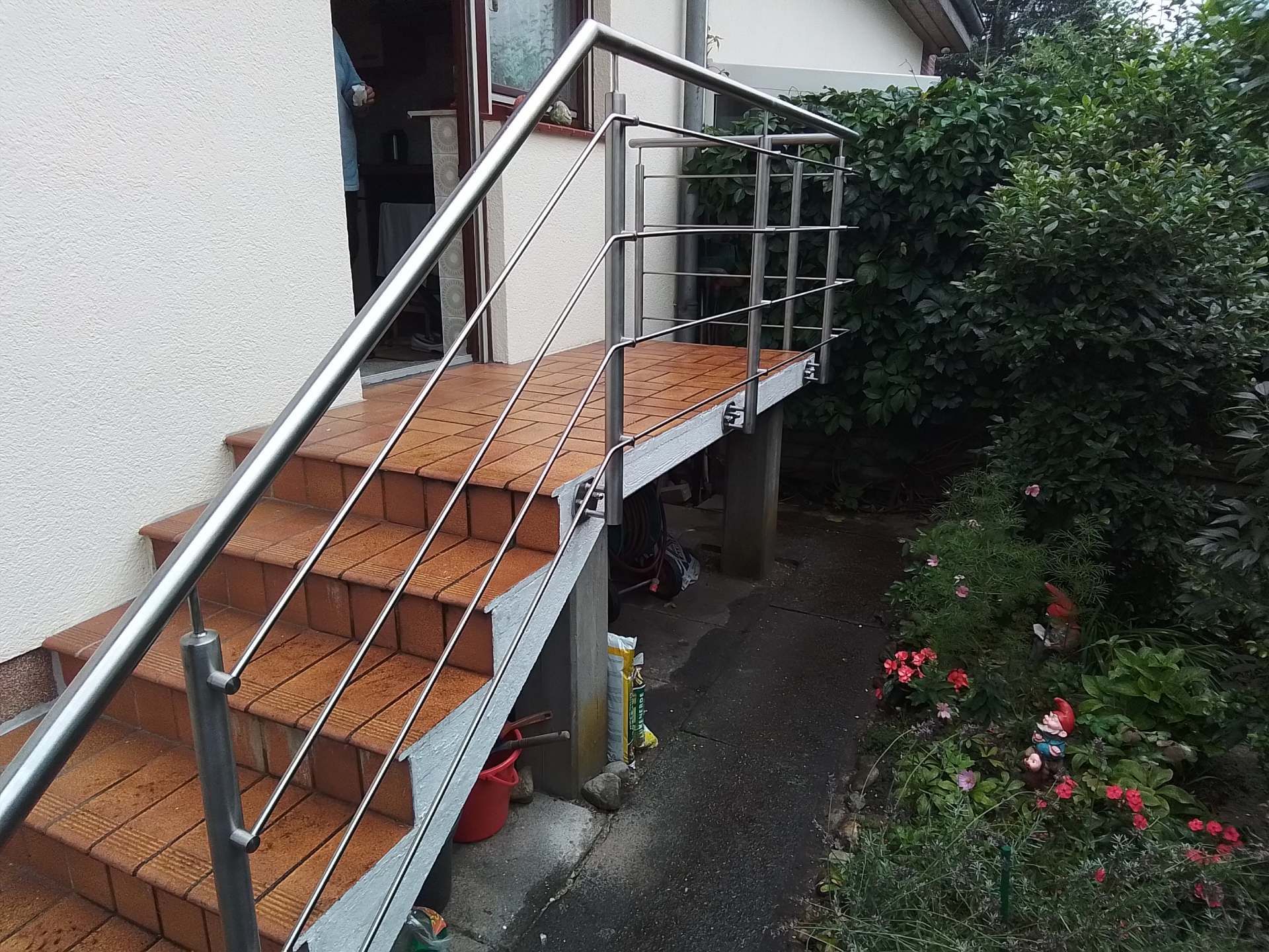 Holztreppe — Außentreppe aus Holz mit Edelstahlseilgeländer.