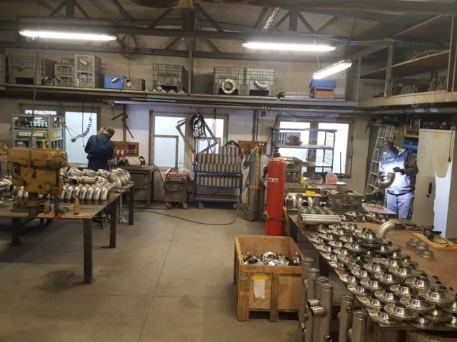 Innenansicht einer Metallbau-Werkstatt mit Produktion und montierten Bauteilen
