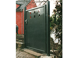 Massives Sichtschutz-Gartentor aus Metall an Hauseingang