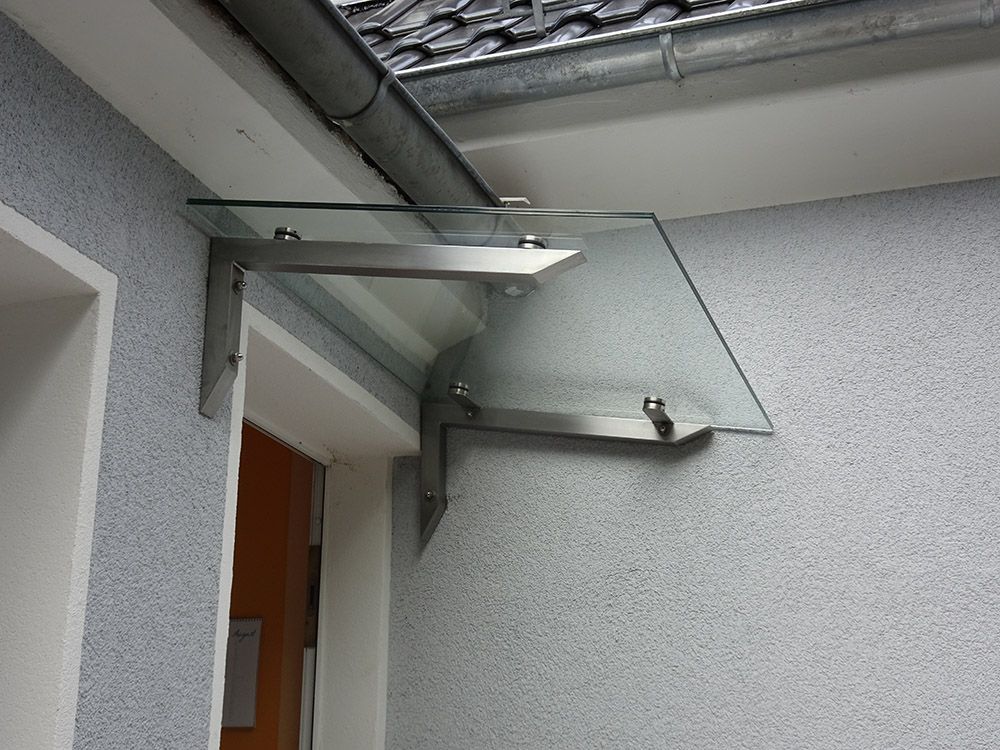 Rahmenloses Glasdach mit Konsolen aus Edelstahl