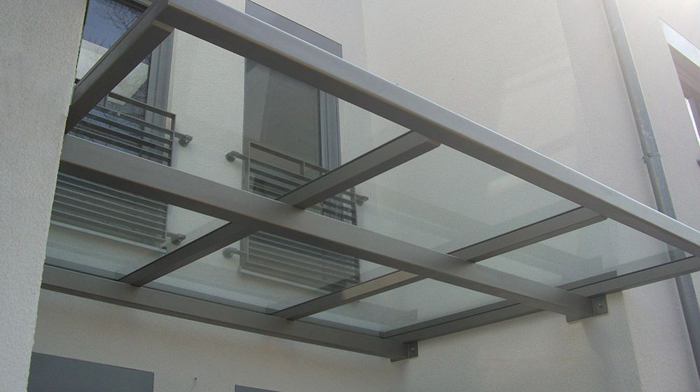 Dach aus Glas und Edelstahl, Quadratrohr mit Sicherheitsglas TVG