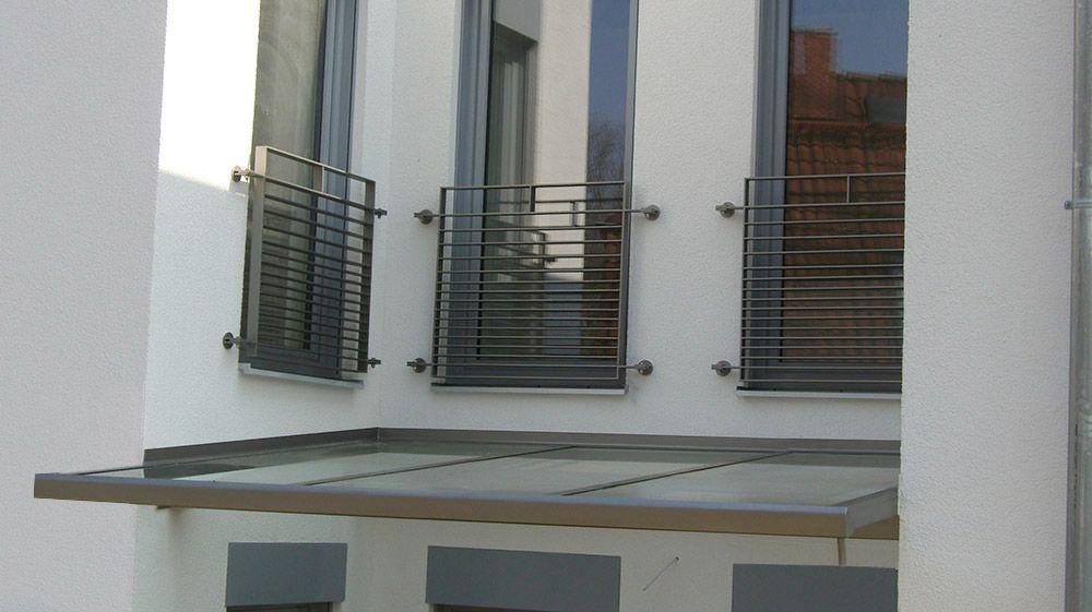 Dach aus Glas und Edelstahl, Quadratrohr mit Sicherheitsglas TVG