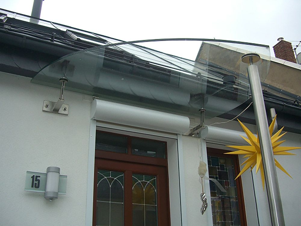 Punktgehaltenes, rahmenloses Glasvordach, mit Säule