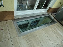 Bodengleiche Glasabdeckung für Kellerfenster im Außenbereich