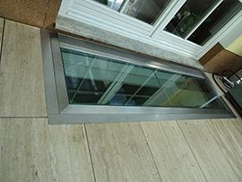 Lichtschachtabdeckung aus Glas vor Terrassentür