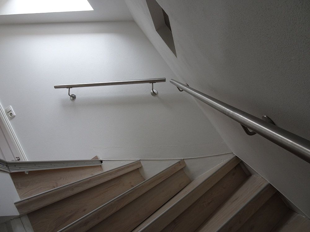 Moderne Holztreppe mit Edelstahlgeländer im Wohnhaus