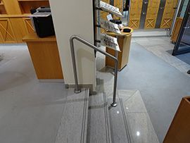 Innenbereich mit Treppe und Edelstahlgeländer in modernem Gebäude

