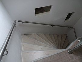 Wendeltreppe mit Edelstahlhandlauf im Innenbereich