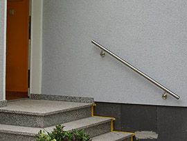 Außentreppe mit Granitstufen und Edelstahlhandlauf an Hauswand