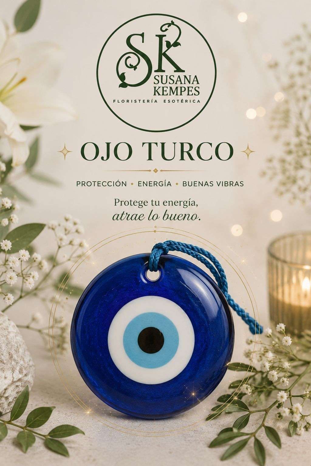 Amuleto azul del mal de ojo con centro blanco y negro, sobre un fondo decorativo floral con el texto “Ojo Turco”.