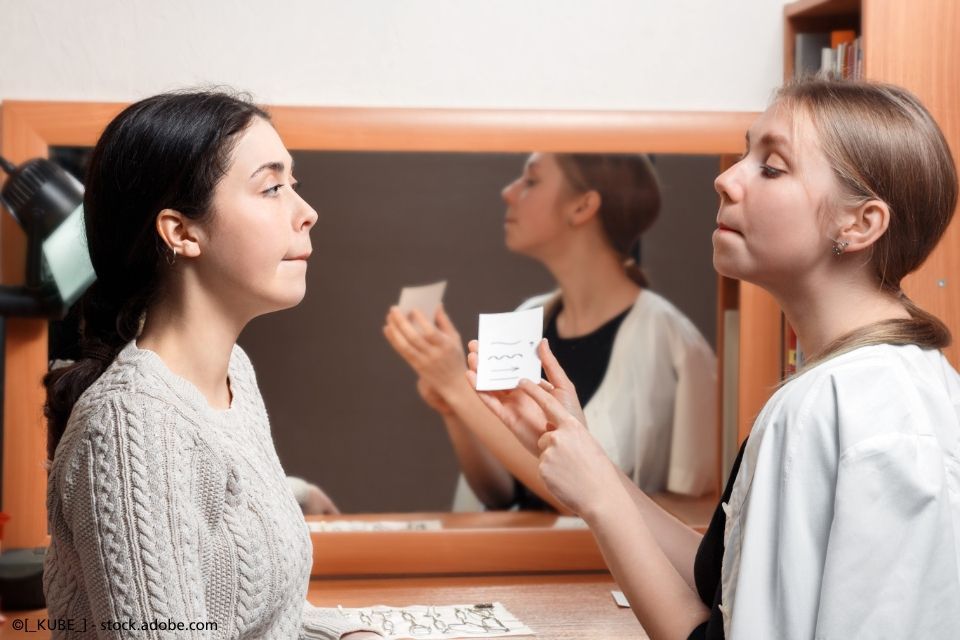 Logopädische Übungen zwei Mädchen