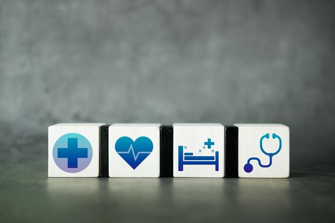 Quatre blocs comportant des icônes bleues représentant une croix, un cœur, un lit d'hôpital et un stéthoscope.