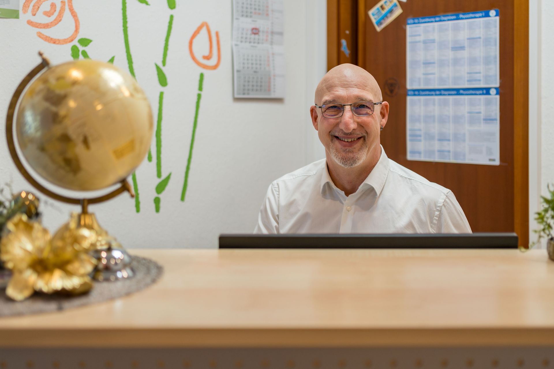 Person mit in verschiedenen Farben abgeklebten Schultern: rosa, blau, gelb und schwarz.