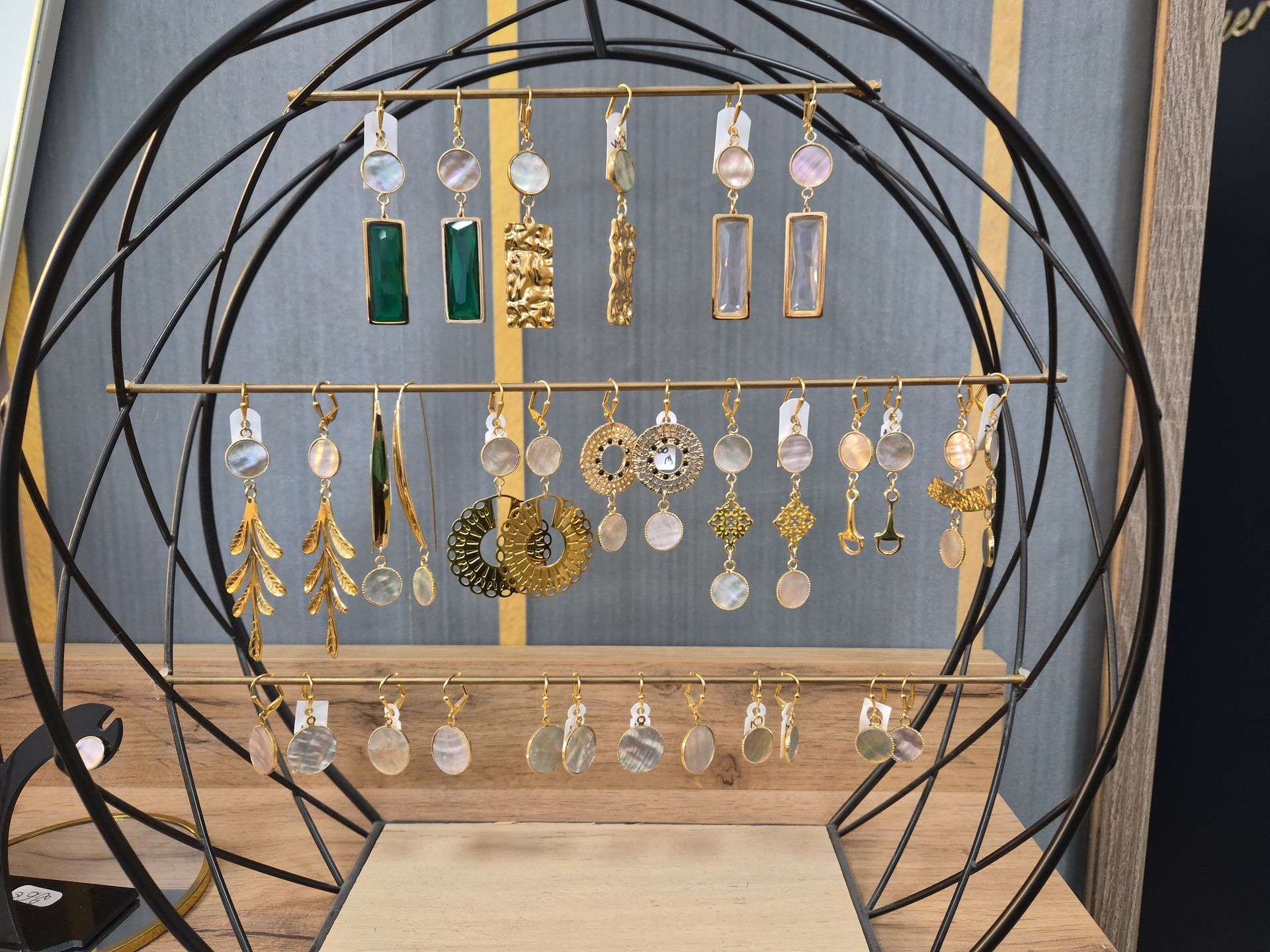 Boucles d'oreilles en opale assorties et bijoux en pierres précieuses sur un fond de tissu brun clair.