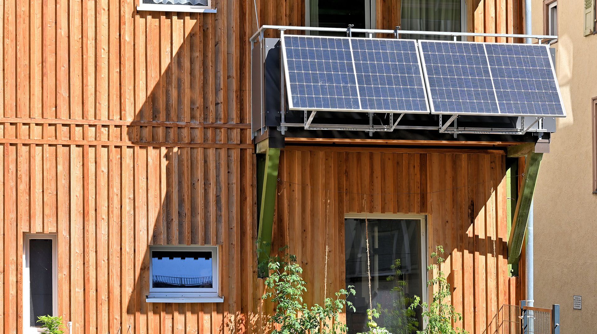 Panneaux solaires sur façade d'un bâtiment