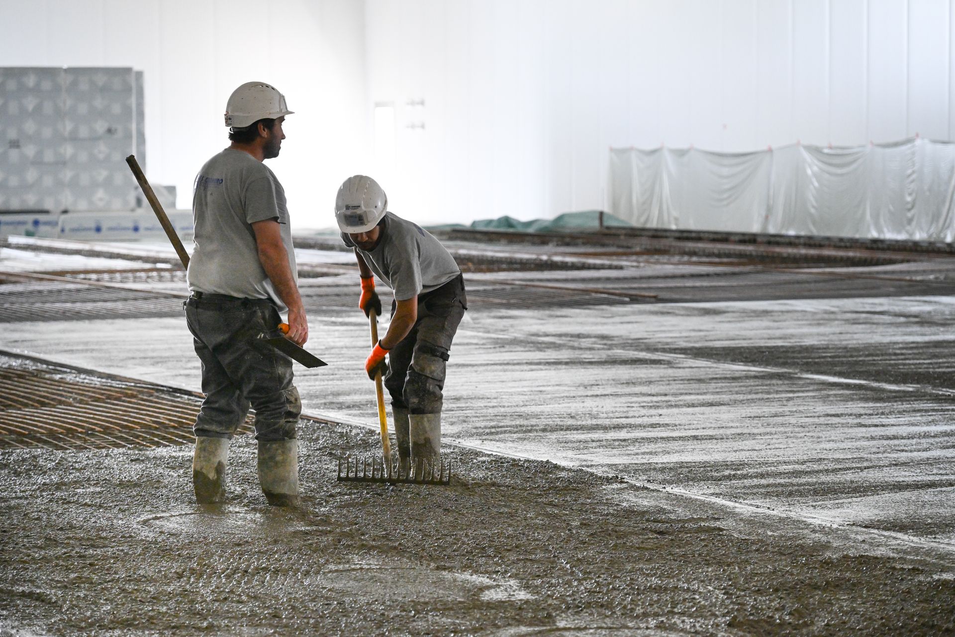 Deux membres de l'équipe en train de travailler