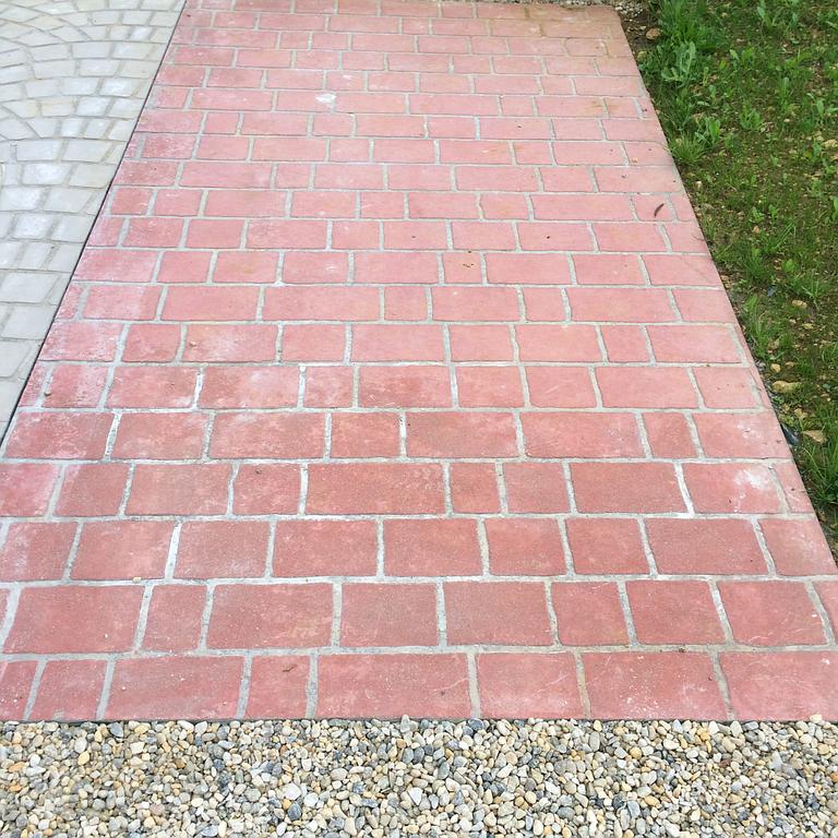 Motif de sol en béton imprimé rouge.