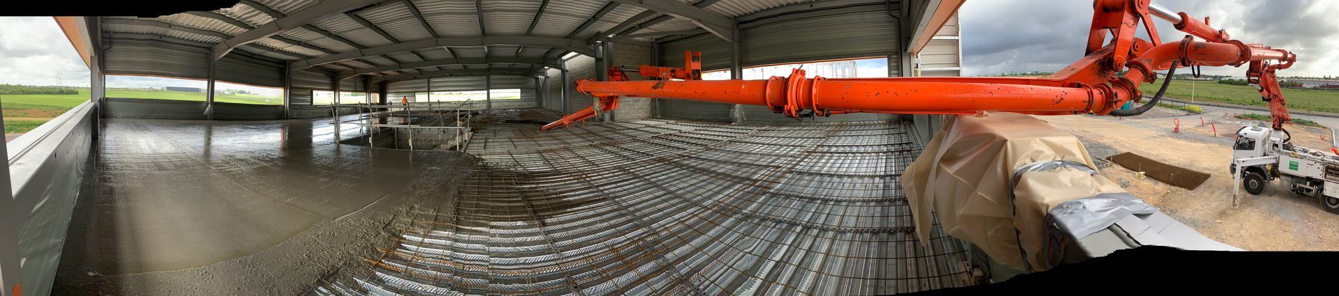 Bâtiment agricole dans lequel on coule une dalle en béton.