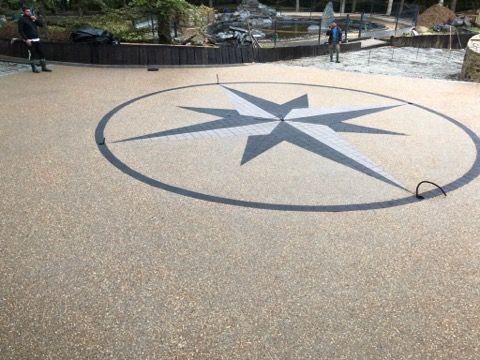 Place extérieure avec le symbole de la rose des vents.