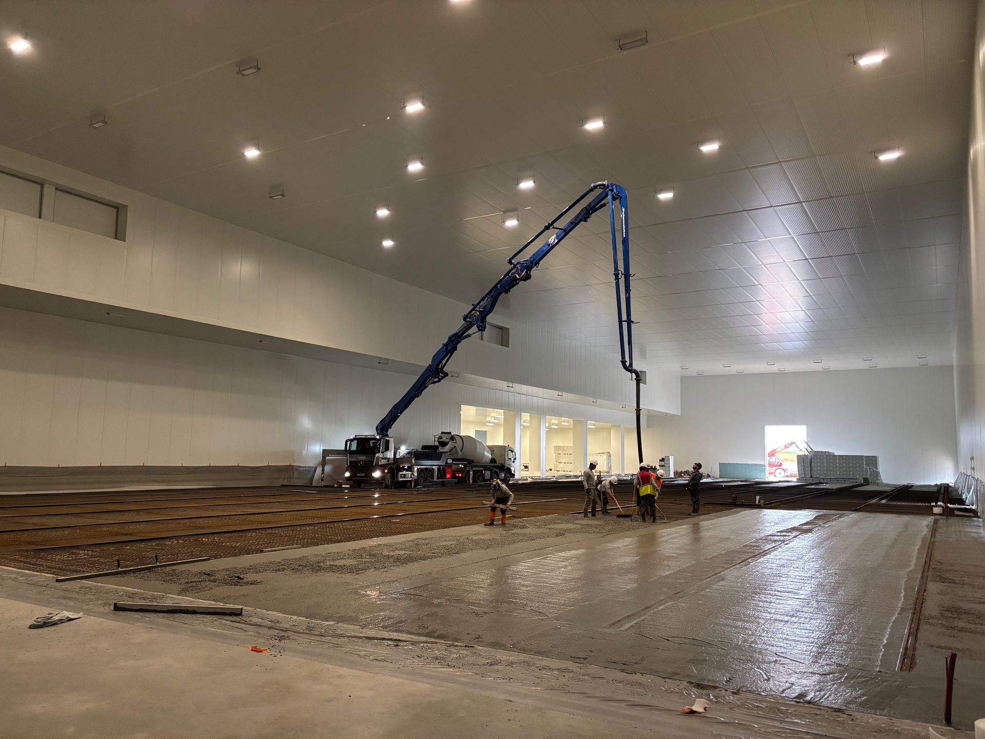 Chantier de SAS Carneiro dans un hangar industriel.